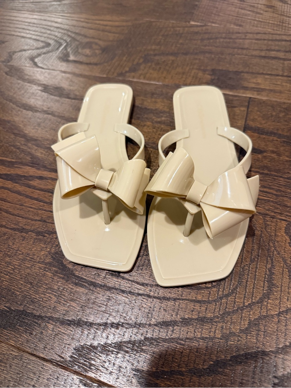 BCBG Women’s Cream Bow Thong Jelly Sandals - size 5